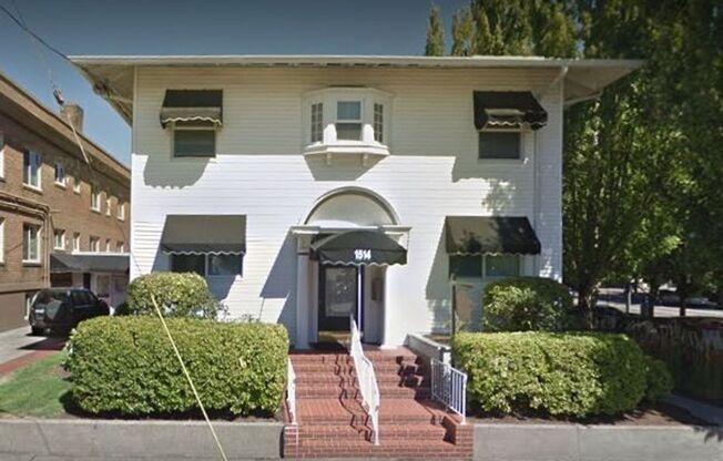 Gorgeous 2-Bedroom Corner Flat in 1911 Four-Plex!