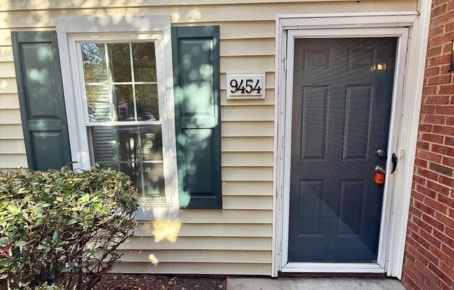 South Charlotte 2 Bedroom Garden Unit, Immediate move in!