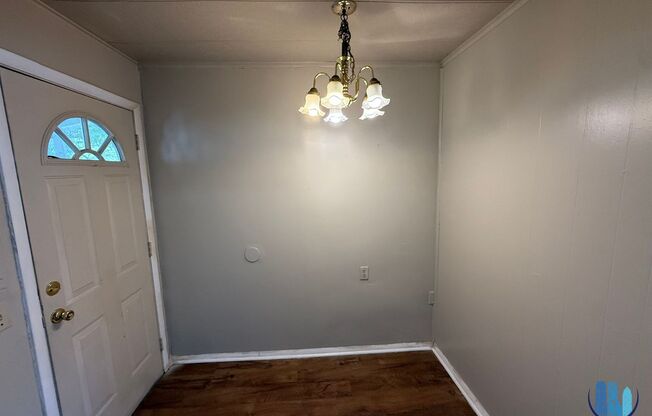 Charming 3-Bedroom Home with Garage & Fenced Backyard – Move-In Special!