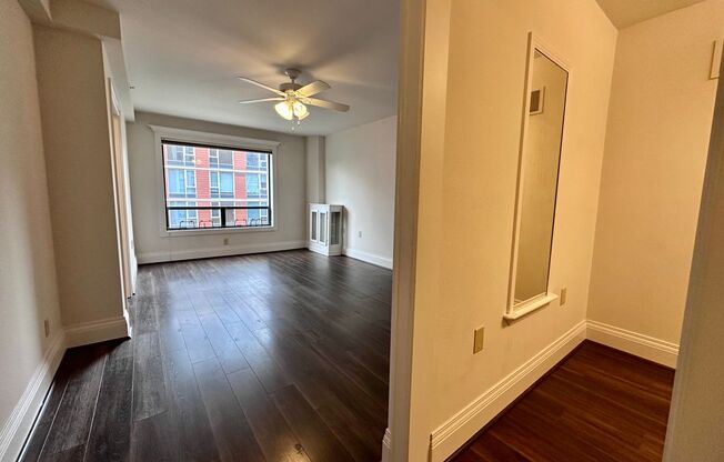 1 bed, 2 baths, 692 sqft, $2,325, Unit 0511
