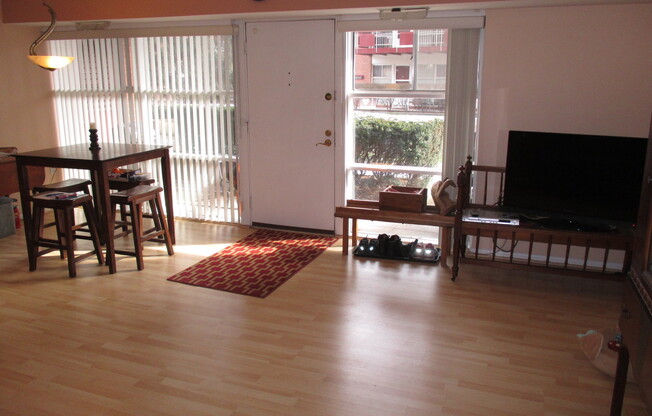 2 beds, 1 bath, $1,925, Unit Unit 102