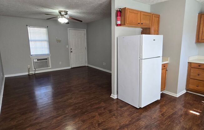 2 beds, 1 bath, $800, Unit Apt 4