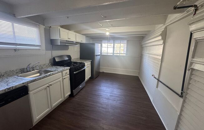 1 bed, 1 bath, 400 sqft, $595, Unit 002