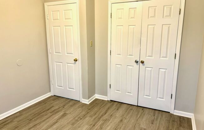 3 beds, 1 bath, 900 sqft, $850, Unit 526-204 Locher Alley