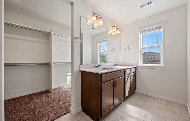 Beautiful 4-Bedroom Home in Aurora – Modern Finishes & Great Community