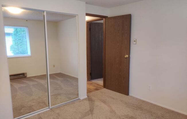 2 beds, 1 bath, 825 sqft, $1,650, Unit B