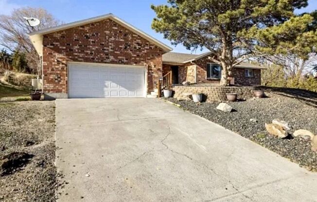 Elegant 4-Bedroom Home on a Corner Lot in West Richland – Updated, Spacious, and Ideally Located