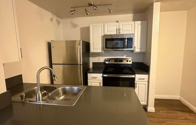 2 beds, 2 baths, 975 sqft, $2,595, Unit 217