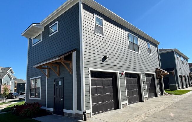 1 bed, 1 bath, 695 sqft, $1,695, Unit 20599 Washington Plaza Carriage House with Attached Garage A972 X11