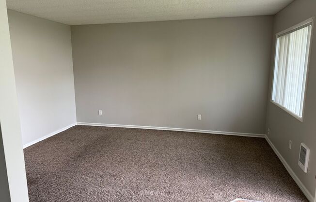 2 beds, 1 bath, 639 sqft, $1,565, Unit 11