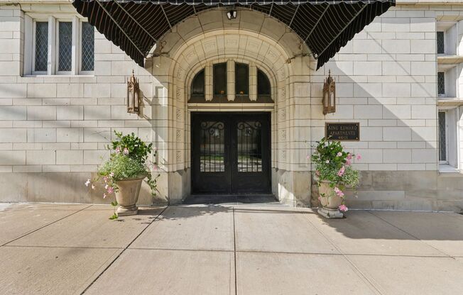 2 beds, 1 bath, 836 sqft, $1,700, Unit New King Edward 106