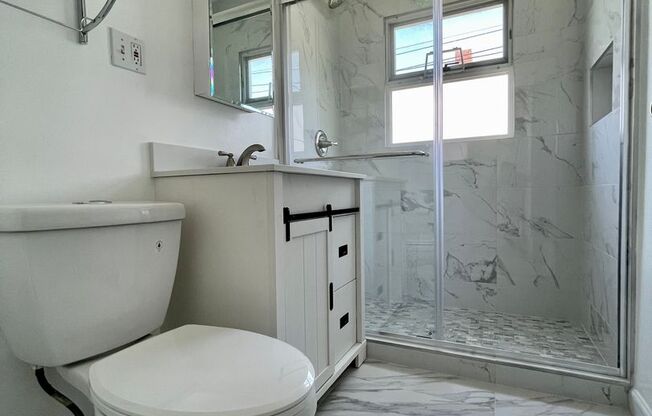 RENOVATED BALLARD 3 BED, 2 BATH DUPLEX UNIT CLOSE TO ALL!