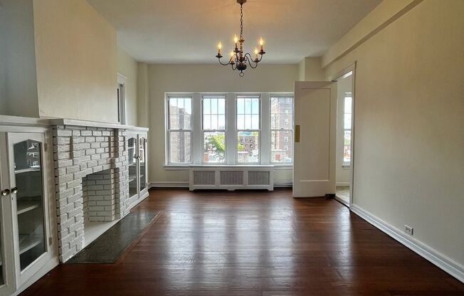 2 beds, 1 bath, 1,245 sqft, $1,950, Unit Old King Edward 68