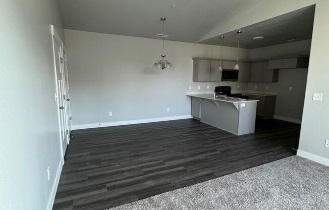 3 beds, 2 baths, $1,675, Unit W303