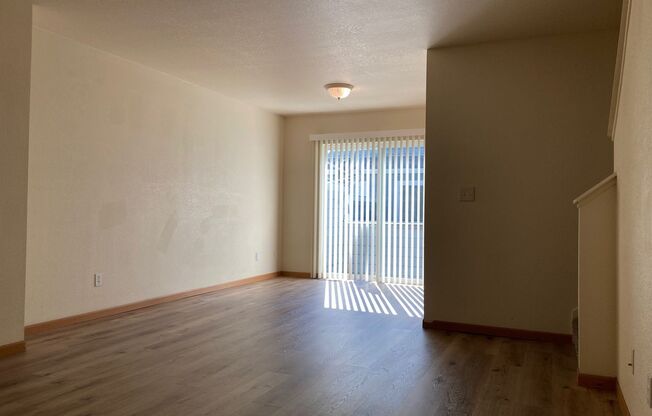 Bright & Convenient Townhouse Living!