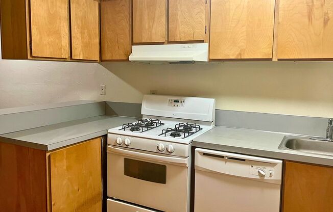 2 beds, 1 bath, 800 sqft, $1,345, Unit 06