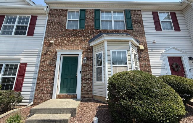 Charming 3BD, 2BA Apex Townhome In a Prime Location Near Tons of Shopping and Dining Options