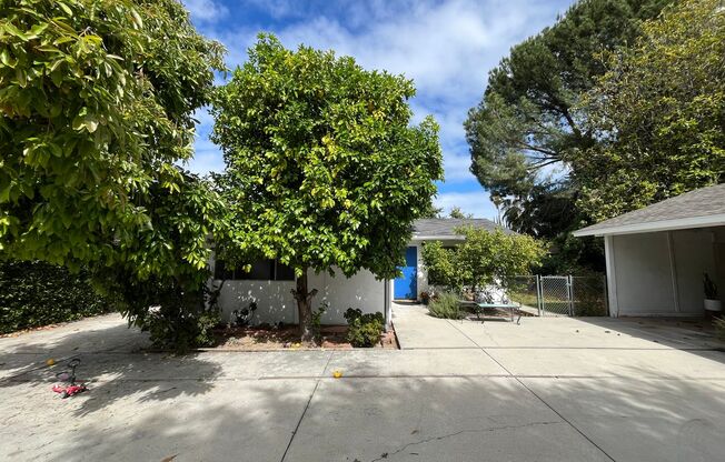 Pet friendly 2+1 w/private yard + in-unit laundry!