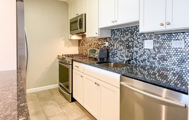 1 bed, 1 bath, 879 sqft, $3,750, Unit 11J