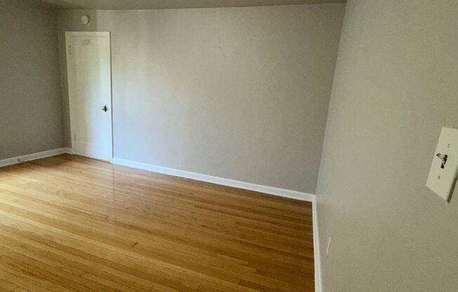 1 bed, 1 bath, 700 sqft, $995, Unit J