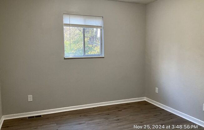 2 beds, 1 bath, $1,095, Unit 01727-05