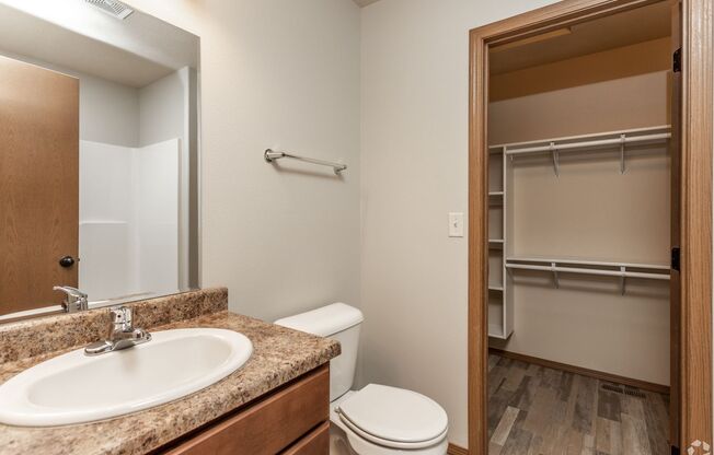 3 beds, 2.5 baths, 1,260 sqft, $1,640, Unit 6800-04