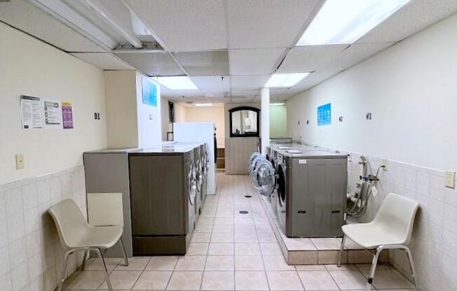 2 beds, 1 bath, $4,000, Unit 4E