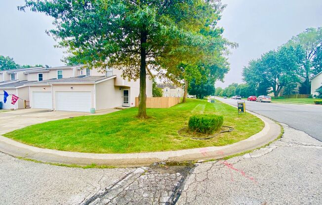 {1423} Olathe Townhome + 3Bed/2.5Bath + Fenced Yard + Easy Highway Access