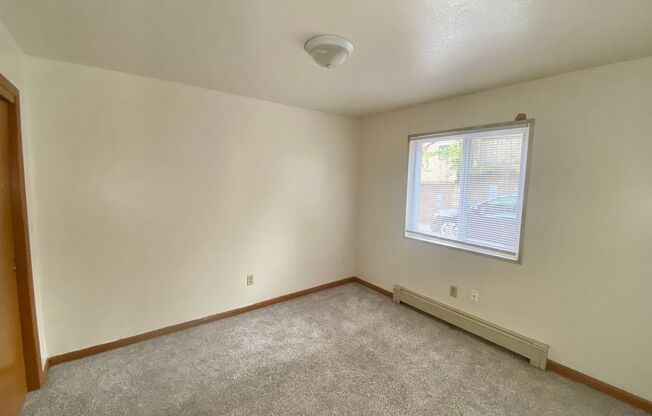 2 beds, 1 bath, 750 sqft, $1,000, Unit 815-5