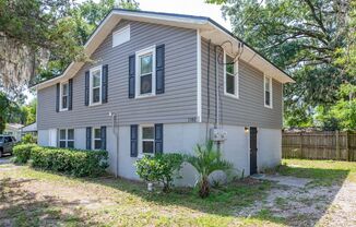 Spacious 3 bedroom, 1 Bathroom Upper Level Duplex Apartment