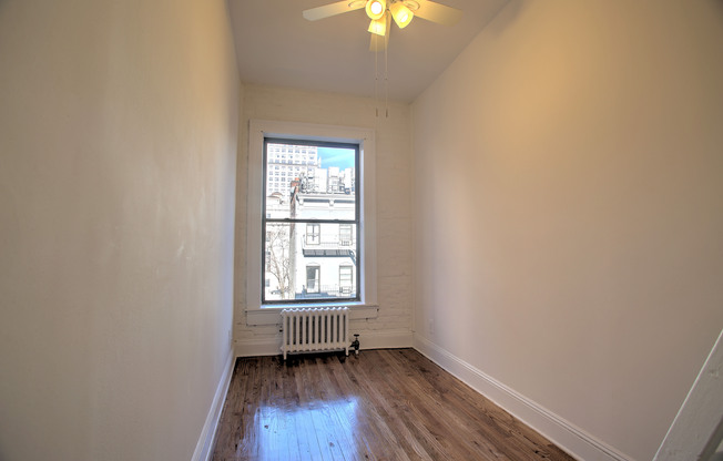 304 W 30 ST