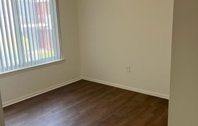 2 beds, 1 bath, 931 sqft, $1,575, Unit 00 - E- 2