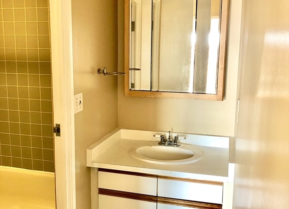 1 bed, 1 bath, 644 sqft, $2,000, Unit 519