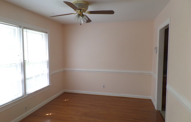 CORNER TOWNHOUSE/WOOD FLOORS/EXTRA WINDOWS -- WFU AREA!