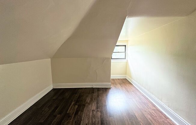 2 beds, 1 bath, $1,195, Unit 7