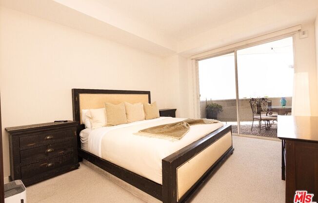 1 bed, 2 baths, 966 sqft, $5,700, Unit 901