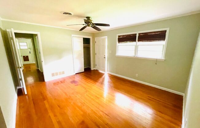 ** 3 bed 1 bath located in Forest Hills ** Call 334-366-9198 to schedule a self showing
