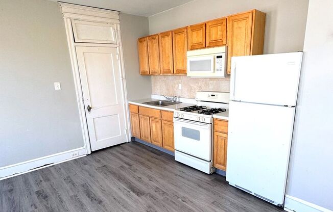 3 beds, 1 bath, 989 sqft, $1,400, Unit 2F