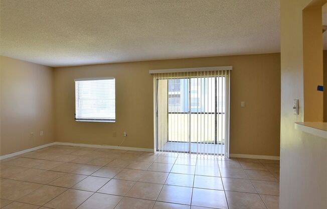 UPDATED KITCHEN!!! 2BR 1BA in Windmill Point. Waterford Lakes/UCF area. ALL TILE FLOORS, Community Pool!