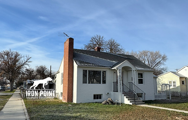 Renovated 3bed/2bath home w/gas fireplace, garage, near downtown Caldwell.