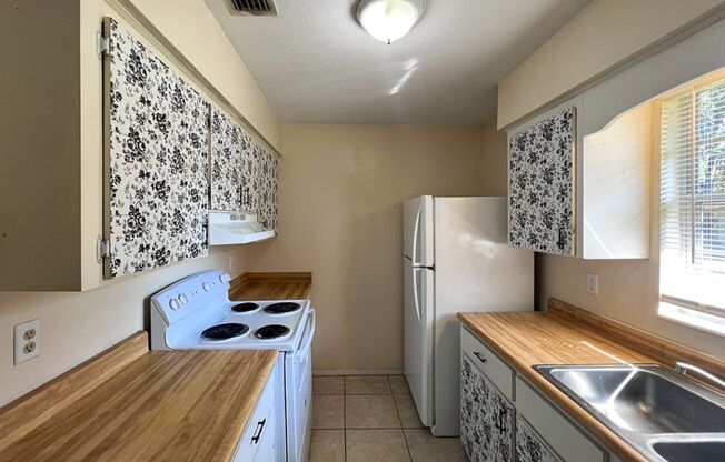 2 beds, 1 bath, $1,050, Unit 15