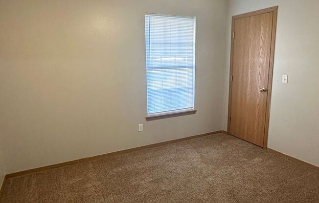 3 beds, 2 baths, $1,195, Unit 5593