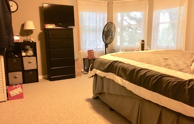 St. Anthony Park ! Rarely Available ! 2 Bedroom Lower Level Duplex