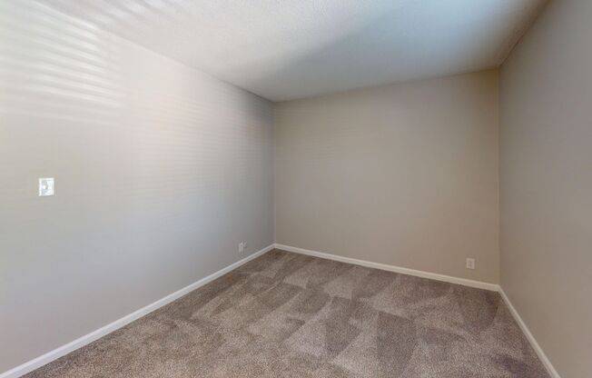 2 beds, 1 bath, 950 sqft, $1,300, Unit M31