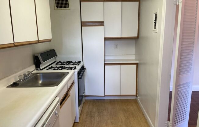 2 beds, 1 bath, 975 sqft, $1,900