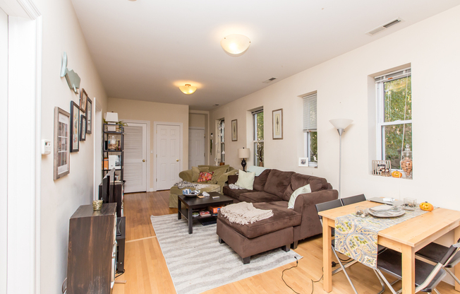 Condo Quality 2bed/1bath space in the HEART of Bucktown/Wicker Park! In-Unit Laundry! Blue Line!