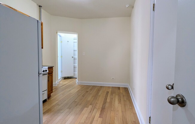 2 beds, 1 bath, $3,100, Unit 4B