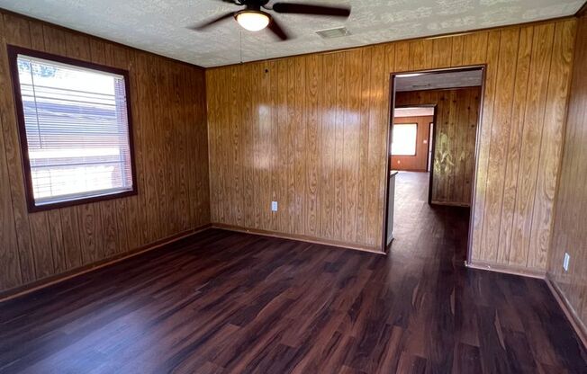 Newly refreshed spacious 3 Bed in Orange, TX.