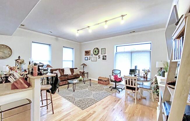 815 817 W ADDISON