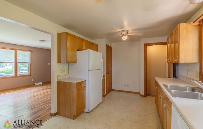 3 beds, 2 baths, 960 sqft, $1,090, Unit 824